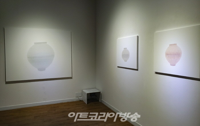 허정호 초대展 '티끌 같은 문자로 그린 달항아리'