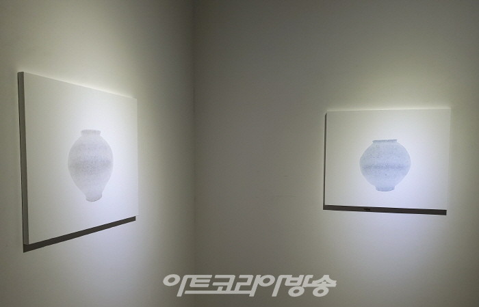 허정호 초대展 '티끌 같은 문자로 그린 달항아리'