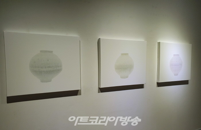 허정호 초대展 '티끌 같은 문자로 그린 달항아리'