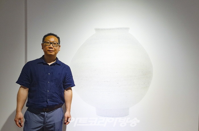 허정호 초대展 '티끌 같은 문자로 그린 달항아리'
