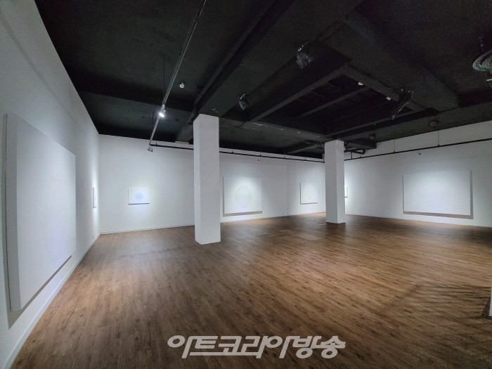 허정호 초대展 '티끌 같은 문자로 그린 달항아리'