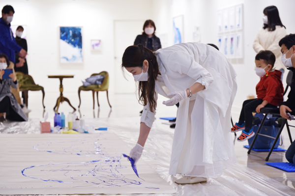 지난 11월, 관객과 함께 진행된 양은진 작가 라이브 퍼포먼스