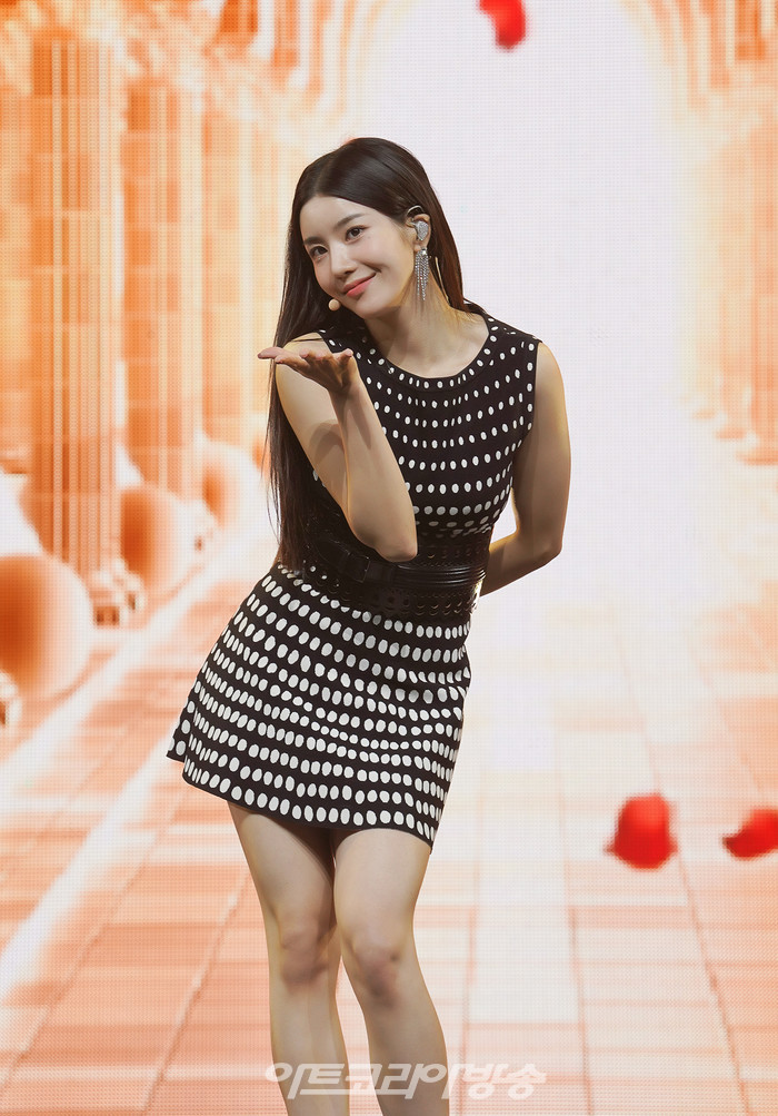 권은비 'OPEN' 쇼케이스 중 타이틀곡 'OPEN' 무대. 제공 울림엔터테인먼트