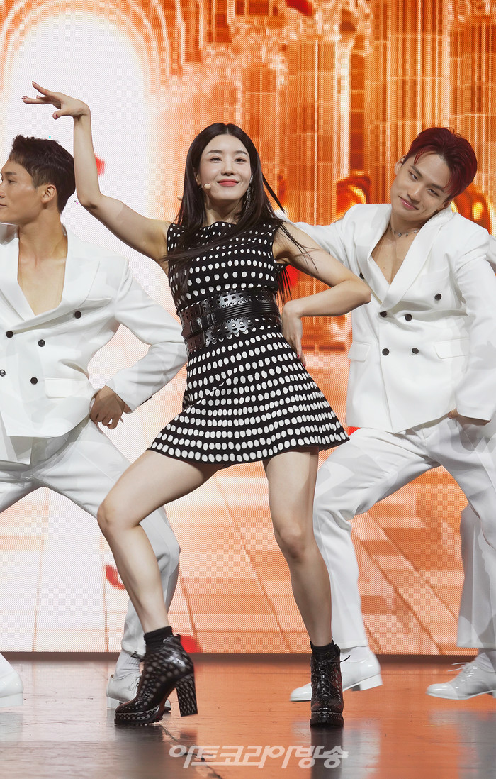 권은비 'OPEN' 쇼케이스 중 타이틀곡 'OPEN' 무대. 제공 울림엔터테인먼트