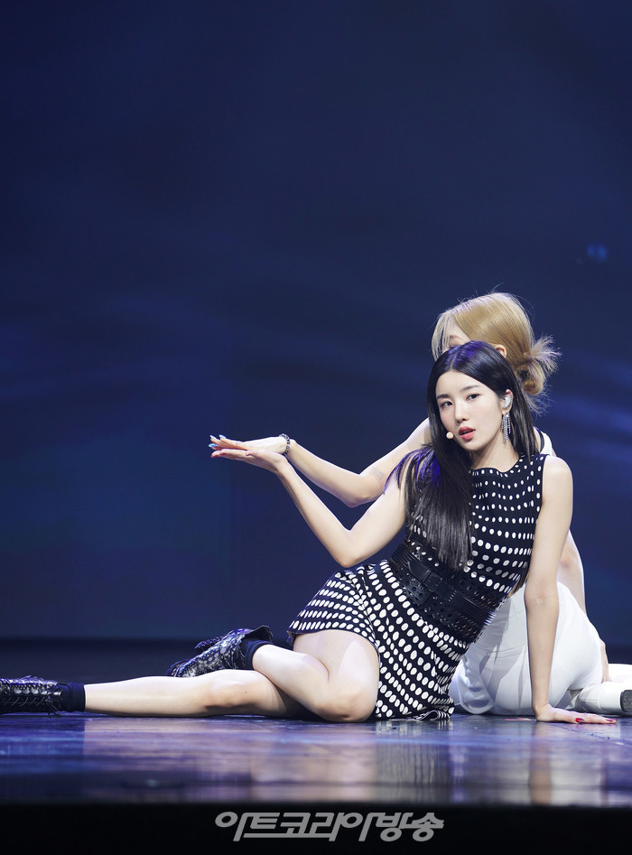 권은비 'OPEN' 쇼케이스 중 수록곡 'Blue Eyes' 무대. 제공 울림엔터테인먼트