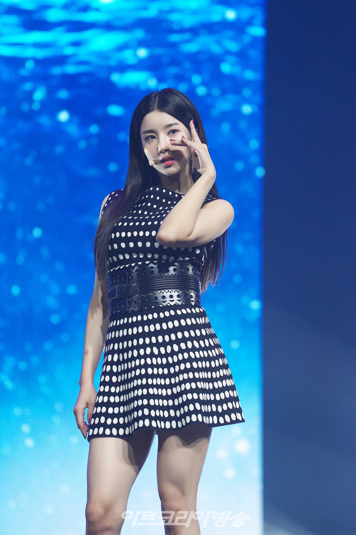 권은비 'OPEN' 쇼케이스 중 수록곡 'Blue Eyes' 무대. 제공 울림엔터테인먼트