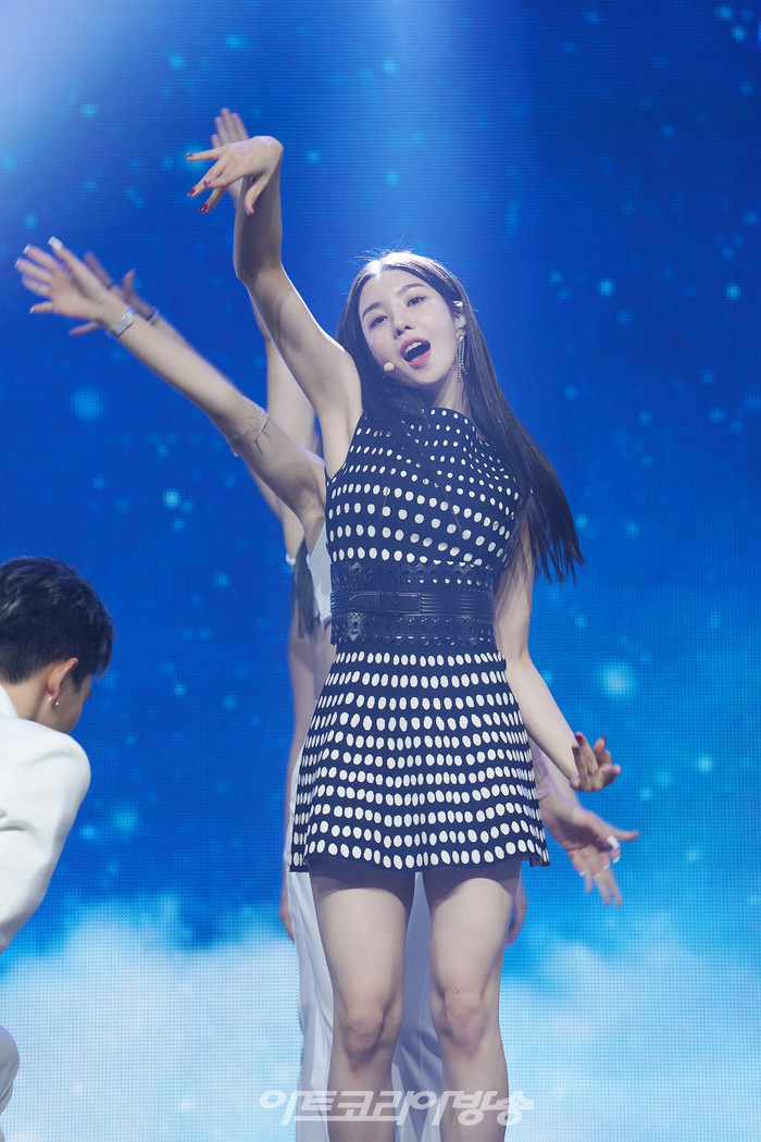 권은비 'OPEN' 쇼케이스 중 수록곡 'Blue Eyes' 무대. 제공 울림엔터테인먼트