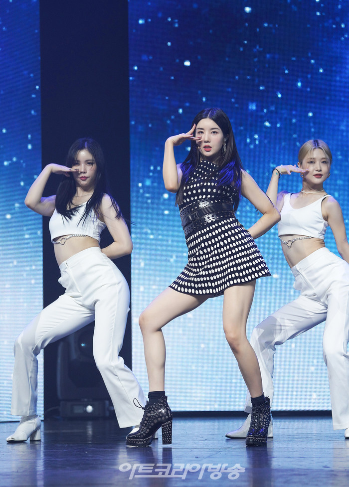 권은비 'OPEN' 쇼케이스 중 수록곡 'Blue Eyes' 무대. 제공 울림엔터테인먼트