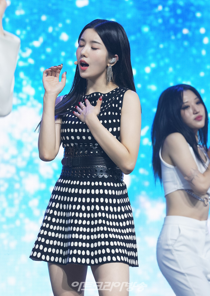 권은비 'OPEN' 쇼케이스 중 수록곡 'Blue Eyes' 무대. 제공 울림엔터테인먼트