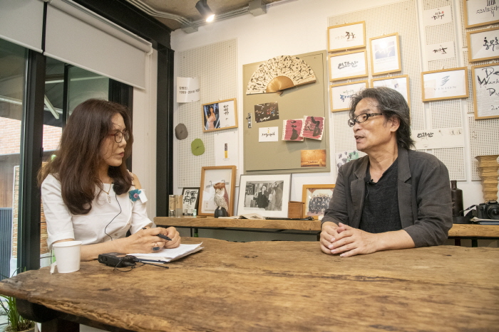 아트코리아방송 김미영 국장과 강병인 캘리그라피 작가가 인터뷰를 진행하고 있다.