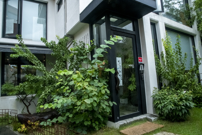 강병인 작가의 작업실 현관