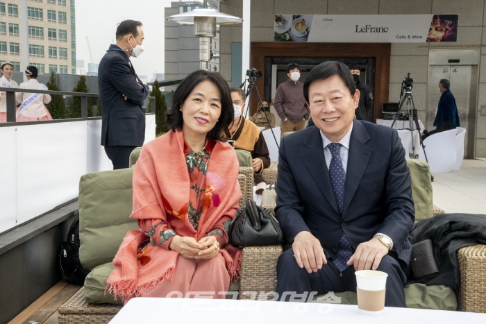 인사아트플라자 5-6층 르프랑르프탑 오프닝 행사에 참석한 박 회장 부부의 다정한 모습