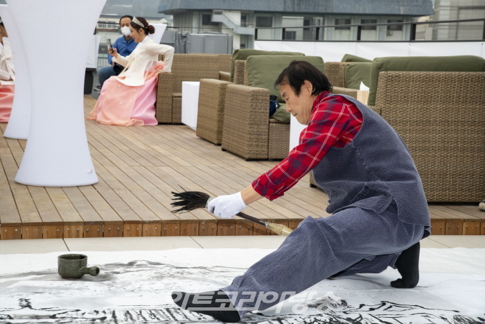 르프랑 르프탑 오프닝에 권용섭 화백이 퍼포먼스를 하고 있다.