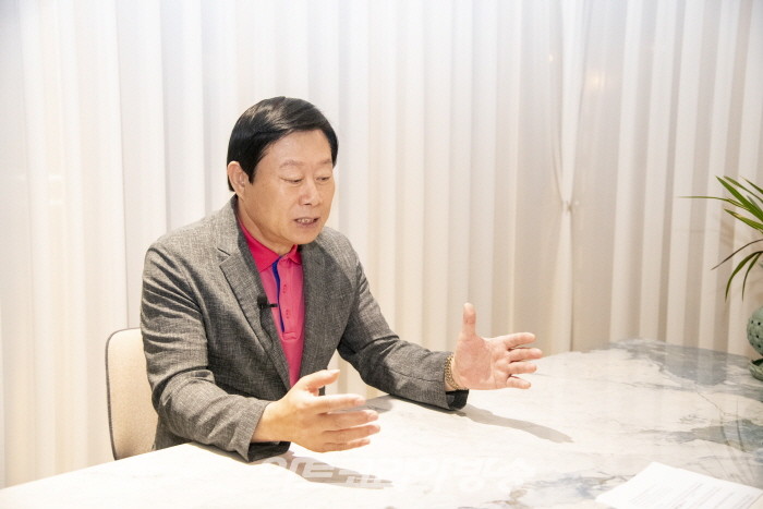 박복신 회장이 인터뷰에 응하고 있다.