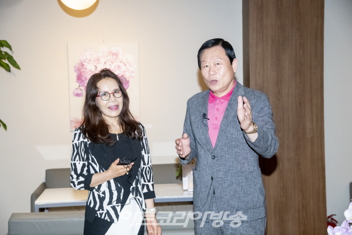 인터뷰 진행중인 김미영 국장과 인사아트플라자 박복신 회장,