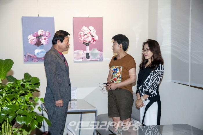 르프랑 르프탑 5층에 전시된 작품을 석채린 작가가 박복신 회장에게 설명하고 있다.