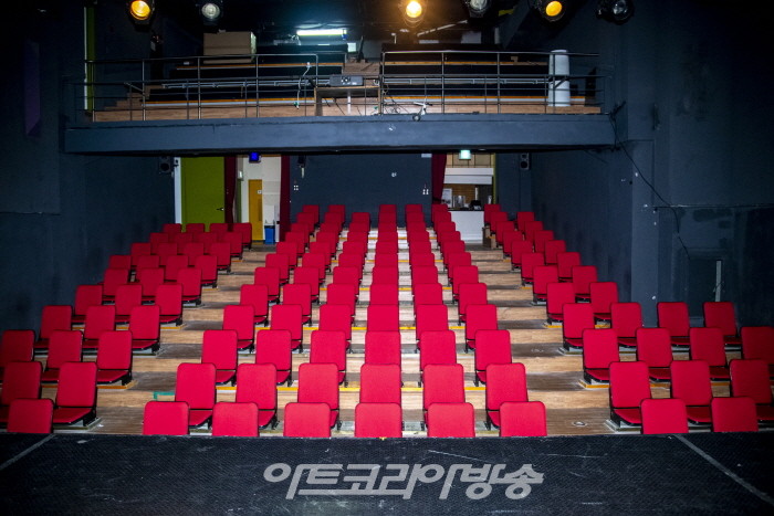 긴 교회의자 형태에서 1인석으로 교체한 인사아트플라자 대극장 모습