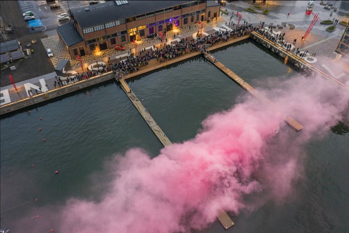 Raphaele Shirley, Sky(가려지고 드러남) , 2021년 17분 단일 채널 몰입형 비디오 설치.