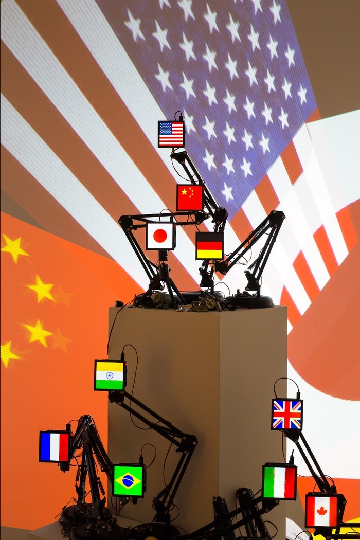 박태주, DIGITAL BEING Hello NFT World! , 2021, 15개의 4인치 LCD 스크린, 마이크로 SD 카드, 라즈베리 파이 컴퓨터, USB 전원 어댑터, 인터넷의 NFT 아트, 5개의 HD 비디오 프로젝터, 가변 크기.