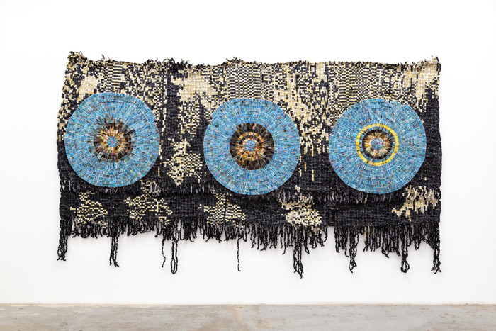 Moffat Takadiwa, Three Little WitchesKaroi, 2021. 칫솔, 컴퓨터 키, 98.4 x 177.2 x 2인치를 찾았습니다. 예술가와 Nicodim Gallery Los Angeles 제공. 사진 테일러 치더.