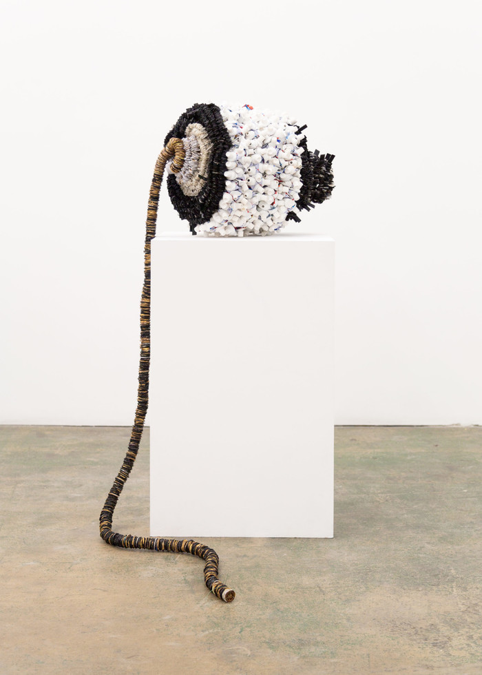 Moffat Takadiwa, Object of Influence(5D), 2021. 콜게이트 튜브, 노트북 키, 27.6 x 15.8인치. 아티스트 및 Nicodim Gallery Los Angeles 제공. 사진 테일러 치더.