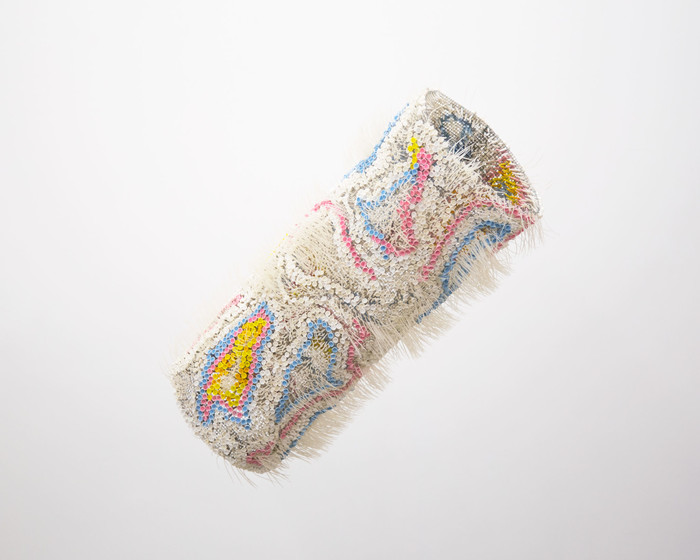 Moffat Takadiwa, Object of Influence(5F), 2021. 골프 티, 케이블 타이, 38.2 x 19.7 x 19.7인치. 예술가와 Nicodim Gallery Los Angeles 제공. 사진 테일러 치더.