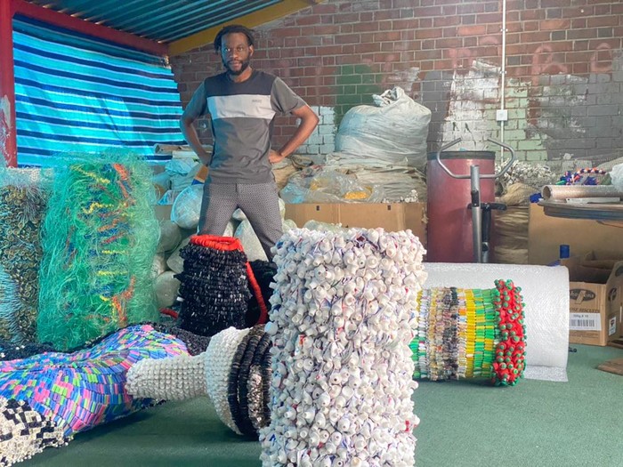 그의 스튜디오에 있는 Moffat Takadiwa, 2021. 아티스트 및 Nicodim Gallery Los Angeles 제공.