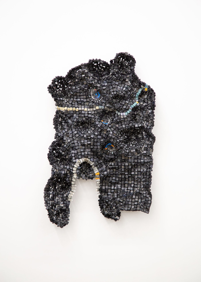 Moffat Takadiwa, True Story(3A), 2021. 컴퓨터 및 계산기 키 발견, 43.3 x 24 x 7.9인치. 예술가와 Nicodim Gallery Los Angeles 제공. 사진 테일러 치더.