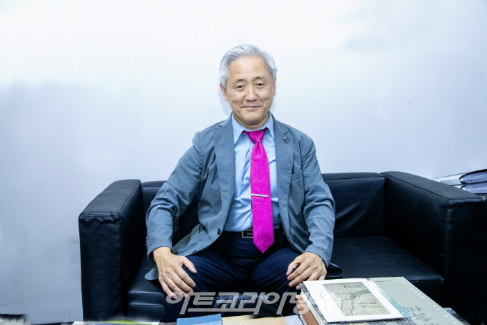 김달진미술자료박물관 관장이 With Artists 20회 박수근 작가를 설명하고 있다.