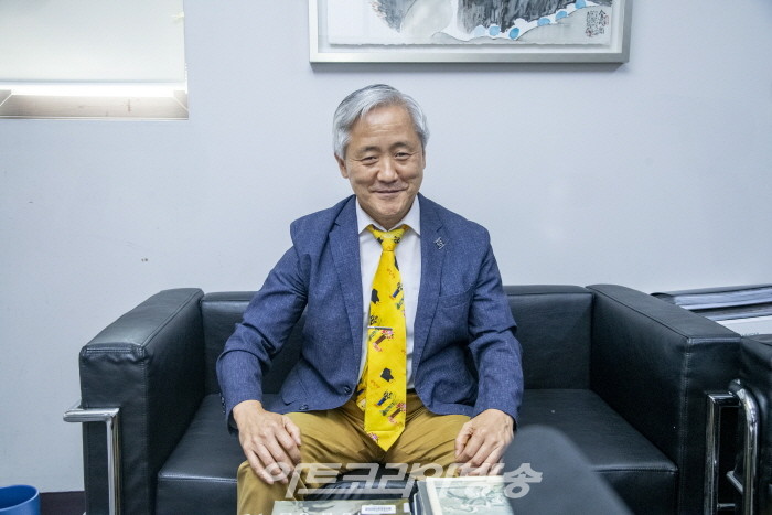 김달진미술자료박물관 관장이 With Artists 21회 이중섭 작가를 설명하고 있다.