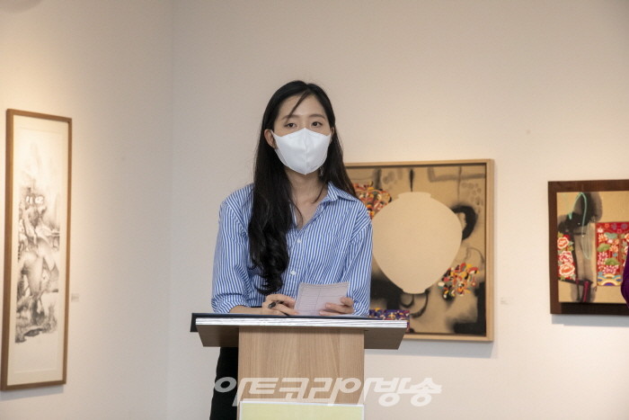 유민 큐레이터가 사회를 보고 있다.