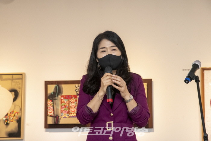 인사아트프라자갤러리 작가공모전 행사에서 허성미 관장이 인사말을 하고 있다.