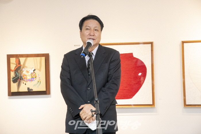 인사아트프라자갤러리 작가공모전 행사에서 김종근 미술평론가가 축사를 하고 있다.