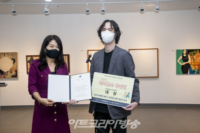 허성미 관장이 대상수상자 이화백 작가에서 상장 및 부상을 전하고 있다.