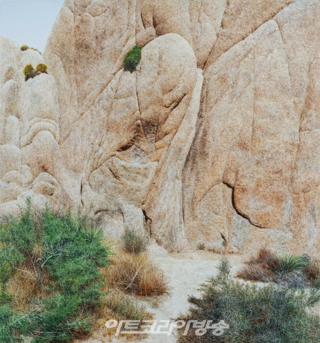 우고 론디노네(b.1964)2020Painted stone, stainless steel, pedestalSculpture: 209 x 42 x 37 cmPedestal: 10 x 44 x 44 cmCourtesy of the artist and Kukje Gallery사진: studio rondinone이미지 제공: 국제갤러리