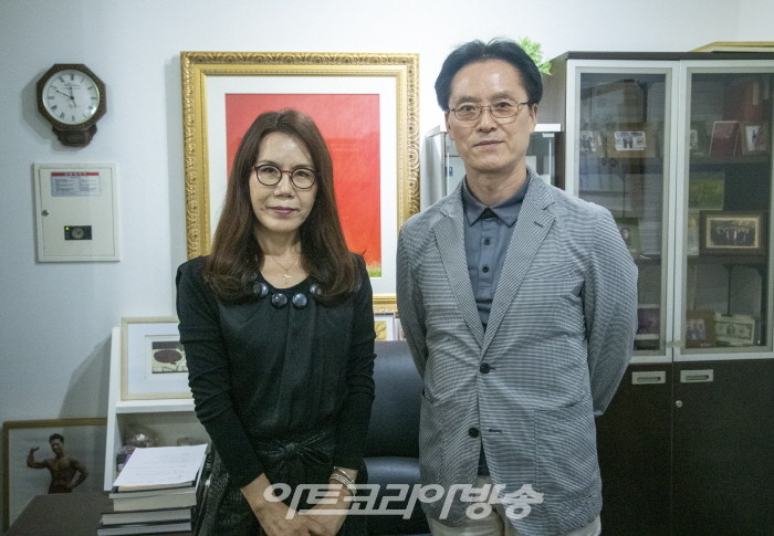 김미영 아트코리아방송 국장과 (주)유비인 이순선 회장이 인터뷰 후 기념사진을 찍고 있다.