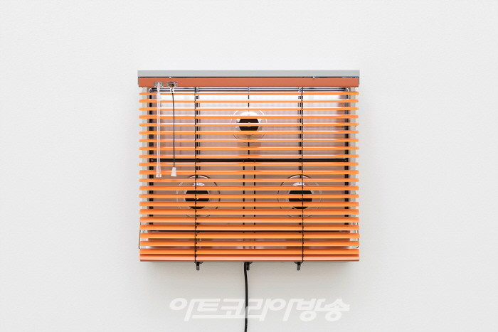 양혜규(b.1971)2021Aluminum venetian blind, powder-coated stainless steel frame, gas stove, LED tube, cable52 x 59 x 13 cmCourtesy of the artist and Kukje Gallery사진: 안천호이미지 제공: 국제갤러리