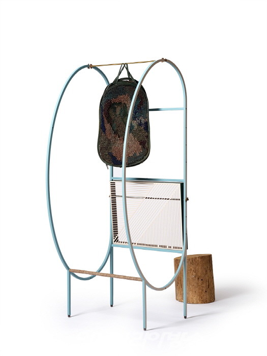 강서경(b.1977)2016-2018Painted steel, thread on dyed mesh laundry bag, thread, wood frame, brass bolts, leather scraps, wheels, tree trunkApprox. 158.4 x 60.6 x 61 cmCourtesy of the artist and Kukje Gallery사진: 김상태이미지 제공: 국제갤러리