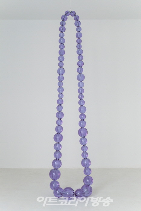 장-미셸 오토니엘(b.1964)2018-20202021Murano glass, stainless steel300 x 50 x 18 cmCourtesy of the artist and Kukje Gallery사진: Othoniel Studio이미지 제공: 국제갤러리