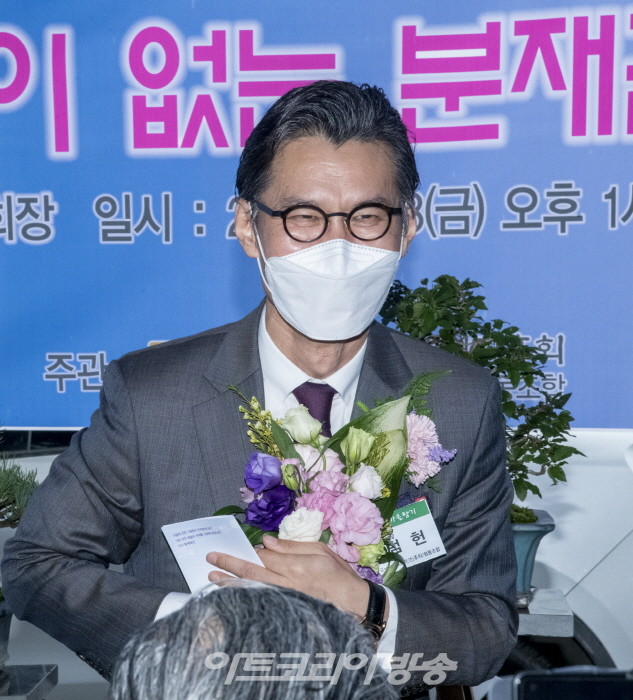 이범헌 예총회장이 축하 꽃다발을 받고 답례를 하고 있다.