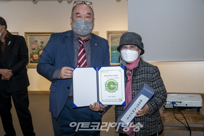 제11회 한국녹색미술회전-박정선 대회협력위원장 특별상 대리 수상