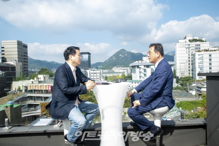 인사동 인사아트프라자 루프탑에서 인터뷰를 진행하고 있는 김종근 미술평론가와 남명그룹 이병열 회장