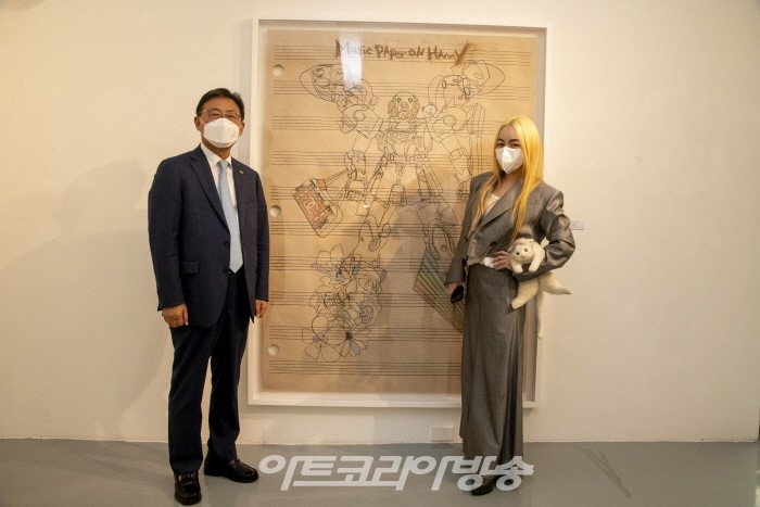 낸시랭 작가 전시장에 들려 이병열 남명그룹 회장과 낸시랭 작가가 기념촬영을 하고 있다.