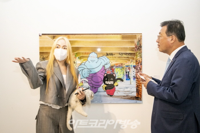 낸시랭 작가와 담소를 나누는 남명그룹 이병열 회장