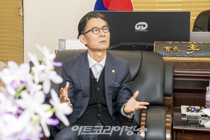 아트코리아방송 김미영 국장의 질문에 (사)한국예술문화단체총연합 이범헌 회장이 답하고 있다.