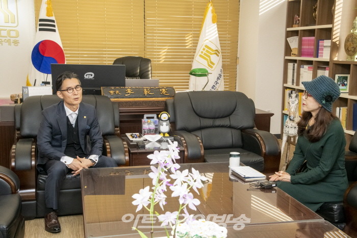 (사)한국예총 이범헌 회장에게 (주)아트코리아방송 김미영 국장이 질문하고 있다.