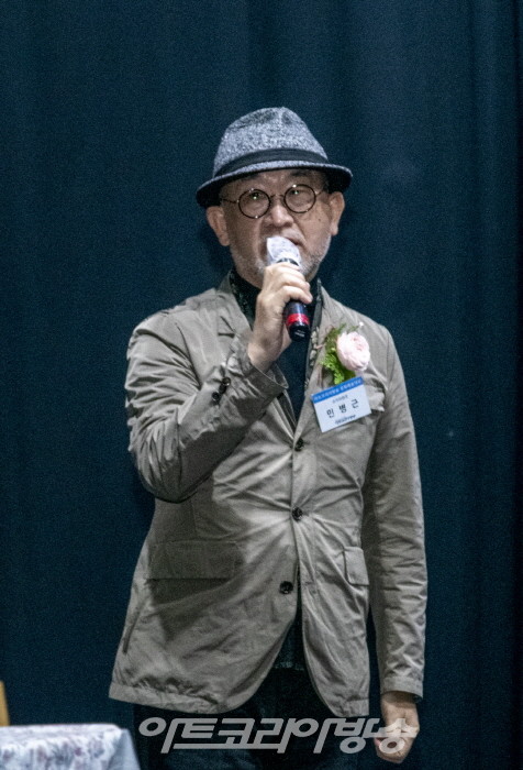 아트코리아방송 문화예술대상 민병근 조직위원장이 개회사를 하고 있다.