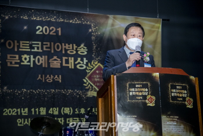아트코리아방송 문화예술대상 박복신 대회장이 대회사를 하고 있다.