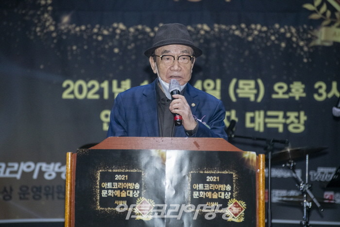 아트코리아방송 명예총재인 이민섭 초대문체부 장관이 축사를 하고 있다.