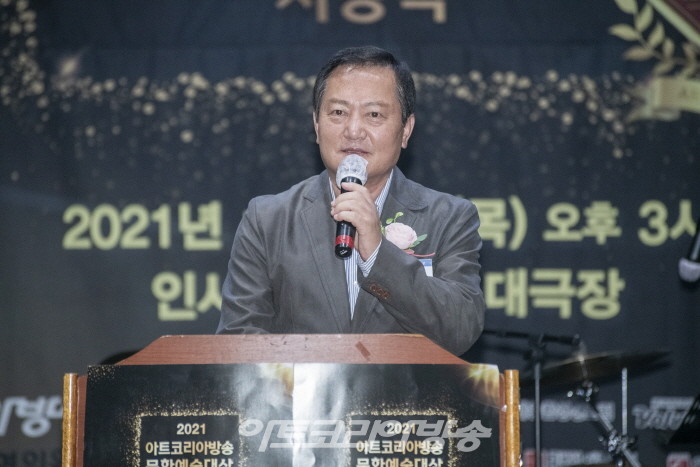 한국예술문화명인진흥회 황의철 회장이 축사를 하고 있다.